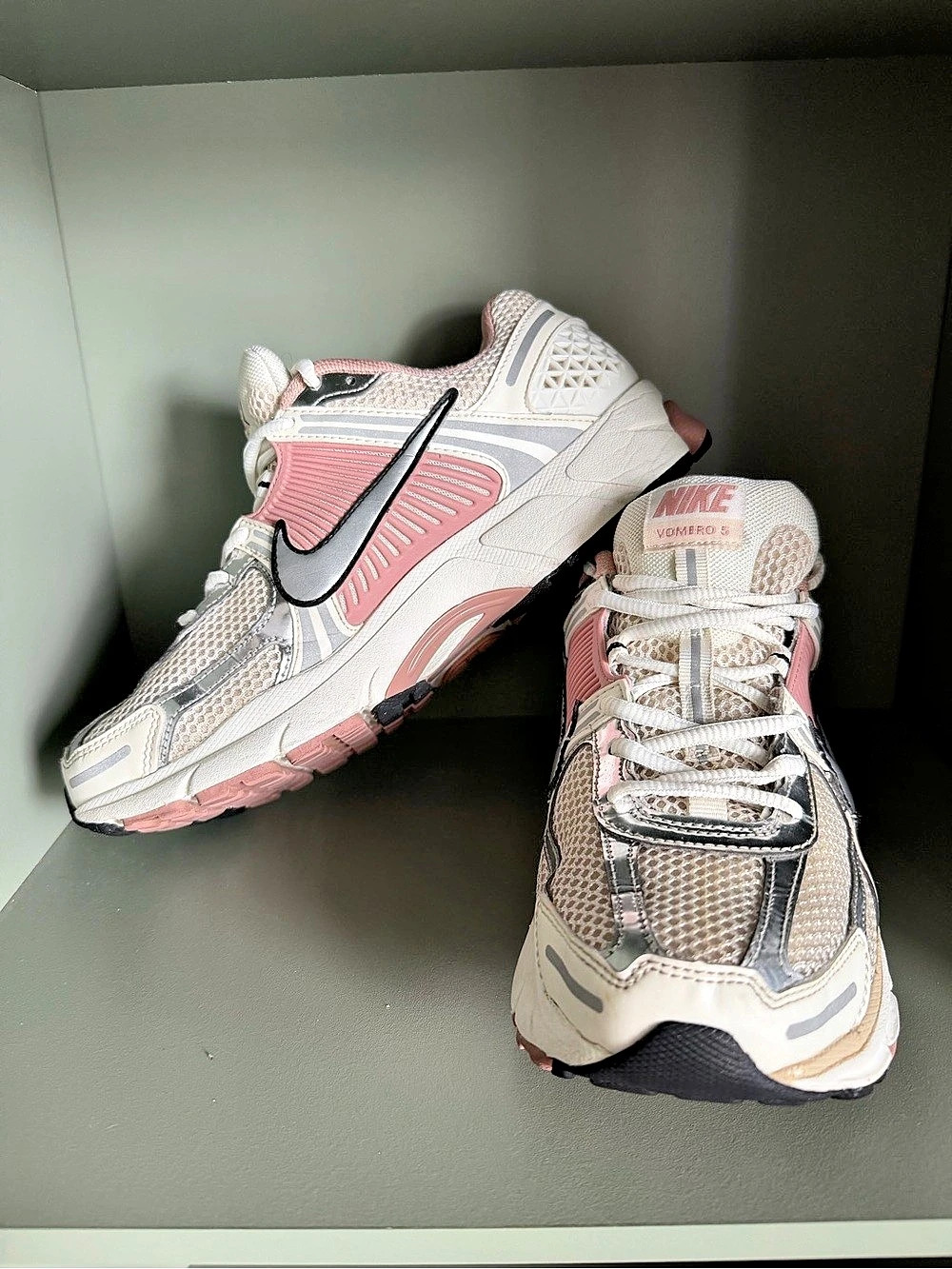 Nike Women's 9.5 Zoom Vomero 5 in Sail / Particle Pink / Metall
